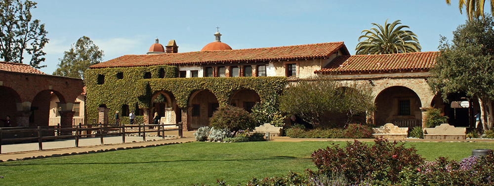 Mission_San_Juan_Capistrano_-_North_Corridor_(cropped)-2